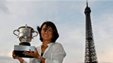 2011年李娜获得法网冠军，艾菲尔铁塔前拍照，清新脱俗