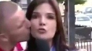 巴西美女主播遭克罗地亚球迷索吻淡定直播