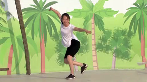 幼师展示优美藏族舞蹈 建筑师结队挑战赛道