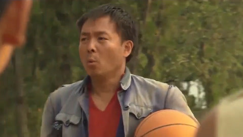 谢园化身乡村老师教篮球