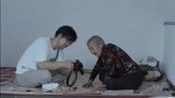 老人们落寞的坐着 奶奶跟韩国摄制组一起抽烟解闷