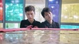 弹钢琴就弹钢琴坐的那么近干嘛？  坐得近就算了还要扭来扭去的！