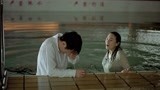 张雨绮和余文乐偷偷溜到游泳池游泳 这画面太美！