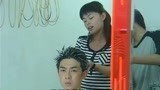 中国神探：男子来到洗发店，女孩亲手给他洗头，太享受了