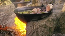 菲律宾特殊洗浴方式，把自己放在铁锅里煮，很多人纷纷前去体验