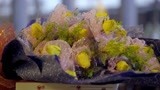 孩子回国了：小哥请假陪美女吃饭，美女却不领情，白瞎这花了！