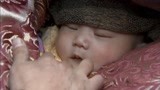 《闯关东大结局》看着刚出生的孙子，朱开山坚信中国人会强大起来