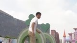 小伙闯关像在拍电影 场面惊心动魄！