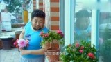 大村官之放飞梦想：胖子穿着紧身衣，还手捧鲜花，这是要干啥？