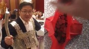 男子用千元硬币做礼服随份子钱 新郎穿上笑崩:你给我等着资讯搜索最新资讯爱奇艺