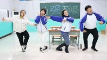 老师让同学们跳蒙古舞