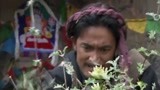 西藏秘密：农奴给小姐采花，被人抓住，痛打一顿！