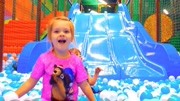 萌宝益智玩具儿童游乐园：小萝莉益智早教游乐园好玩滑滑梯玩具！