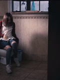 女大学生和小孩玩捉迷藏,肚子突然剧痛,没想到是怀孕了