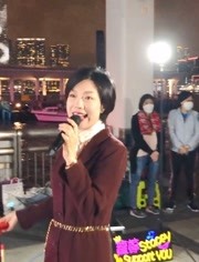 一首经典歌曲弯弯的月亮女歌手龙婷演唱好听众人围观