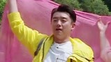 《奔跑吧4》郑恺被大妈团包围 跑男团上演80年代MV