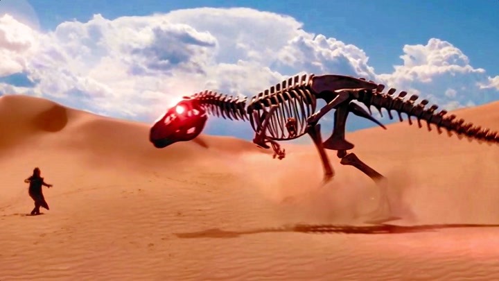 霸王龙在沙漠饿死,变成骷髅霸王龙复活,一部魔幻动作电影