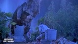 侏罗纪公园：男人拉屎，结果暴龙过来吧厕所拆了，囧