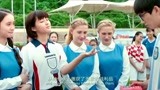 李雷和韩梅梅：张子枫踢足球，完虐男生队，足球场的女王