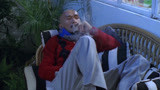 圣诞快乐：阿凤姐离开了，光头佬商超伤心，一个人坐在阳台抽烟！
