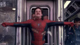 蜘蛛侠2：蜘蛛侠的这段拉火车，难以超越的经典！众人一起接住他