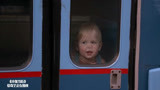 小鬼当街：小宝贝爬上了公交车，笨贼们开车追赶，搞笑又精彩！
