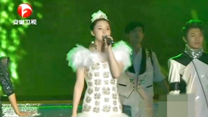 国剧盛典：刘筱筱一袭公主造型登台，献唱《绿光》，太好听了