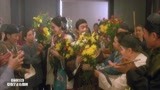 审死官：状师出场百姓集体送花，巡按大人看呆了，名气有这么大？