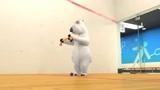 贝肯熊练习网球 它好像不太擅长
