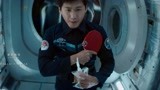 银河补习班：宇航员太会玩，用水滴当乒乓球，在外太空打起乒乓了