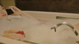 人蛇大战：女人正在沐浴，浴缸里突然冒出变异蛇，太恐怖了