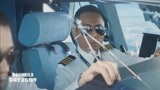 中国机长：飞机挡风玻璃破裂，副机长挂窗外
