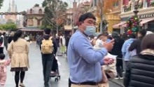 上海迪士尼恢复营业首日：人群排队入园 游客拍照打卡留念