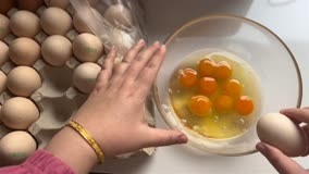 女生买下卖鸡蛋大姐推荐的一盒蛋，回家一看惊喜万分：全是双黄蛋