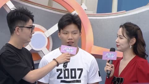 冠军拳王首关遗憾落水 闺蜜二人互相担心