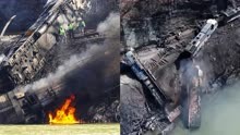 美国脱轨事故频发：列车撞落石致26节车厢起火坠河，或有漏油可能
