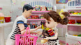 肯带着小芭比逛超市买东西，遭遇雪糕刺客