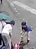 监拍重庆一女孩掉入窨井被小学生路人合力施救-资讯-搜索最新资讯-爱奇艺
