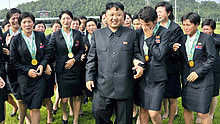 金正恩接见朝鲜冠军女足 队员激动不住飙泪