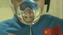 太空授课：王亚平示范太空制作水球