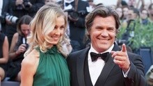 72届威尼斯电影节 乔什·布洛林携妻亮相红毯