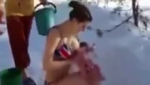 俄罗斯美女妈妈们雪地穿比基尼抱婴儿冲冷水澡