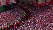 西班牙：一年一度潘普洛纳奔牛节开幕