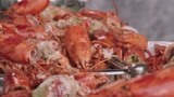 吃货们好心痛！大盆龙虾免费吃竟成折磨？