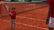 德约科维奇与儿子打网球 Stefan拿球拍的样子好萌啊