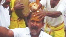 印度人用椰子砸信徒头祈福 每年成千上万人等待被砸