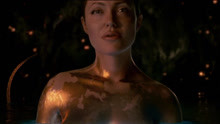 安吉丽娜朱莉饰演金色女妖，和两个男人，生下不同的孩子