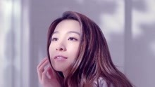 线上看 Hebe新单曲挑战自己 笑说“第一次这么多男生进我房间” (2018) 带字幕 中文配音
