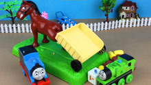 托马斯玩小马驹拉货物