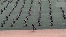 长安大学军训汇演数百人齐跳《卡路里》！ 教官独舞欢声不断